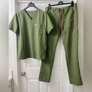 LIKE NEW Men’s Dark Olive Green Figs Scrubs